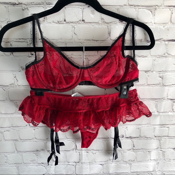Dkny Other - DKNY Lace Bra / Garter Matching Set